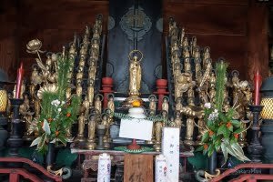 Kagamimochi offered to god on New year, in Ukimido (Shiga)